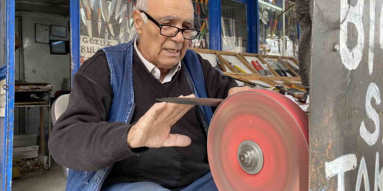 İşini Severek Yapan 81 Yaşındaki Erhan Amca Mesleğini Bir Türlü Bırakamıyor