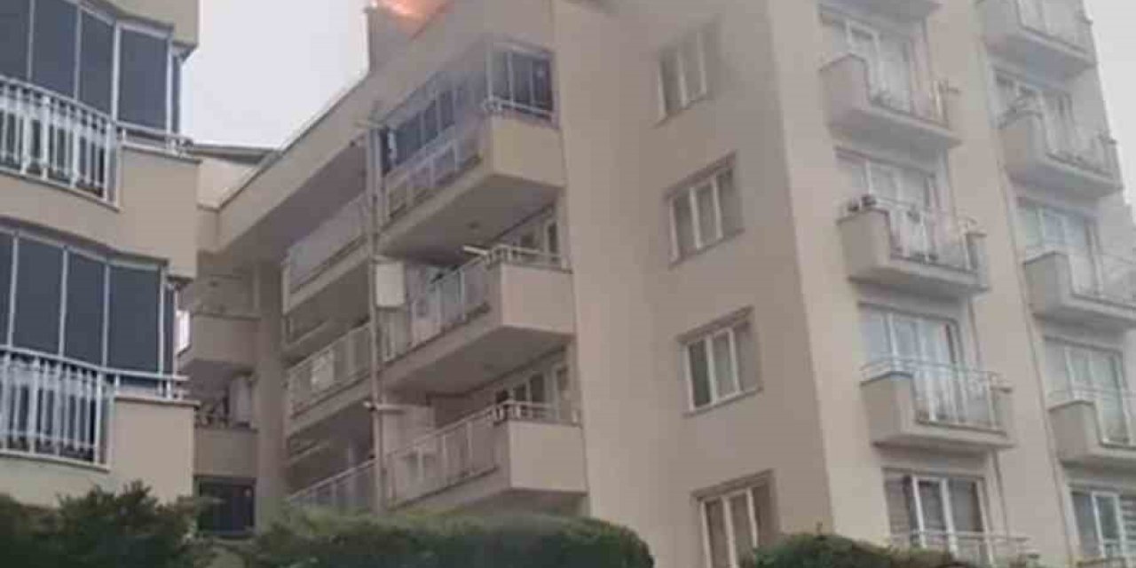 5 Katlı Binanın Çatısı Alevlere Teslim Oldu