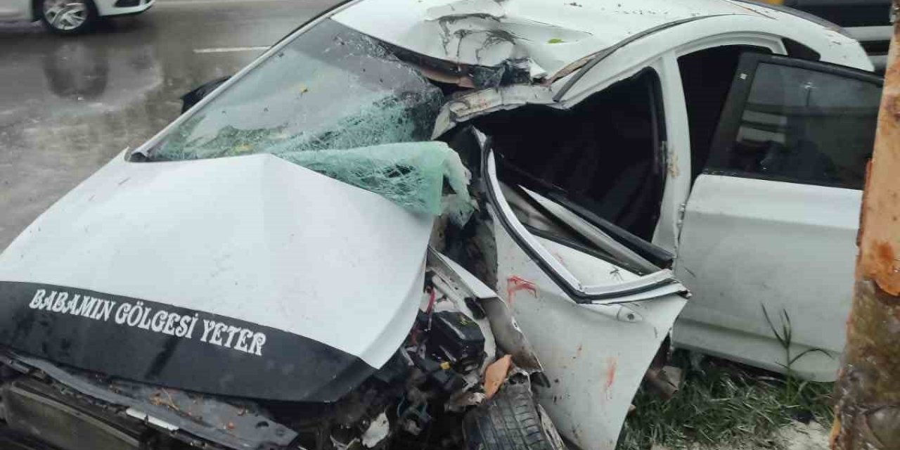 Ağaca Çarpıp Hurdaya Dönen Otomobildeki 2 Kişi Yaralandı