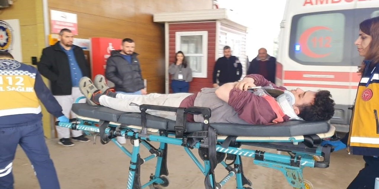 Kontrolden Çıkan Otomobil Park Halindeki Araçlara Çarptı 5 Kişi Yaralandı
