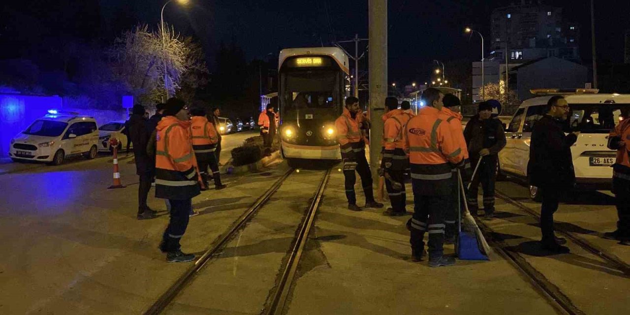 Kamyon Tramvaya Çarptı: Seferler Aksadı