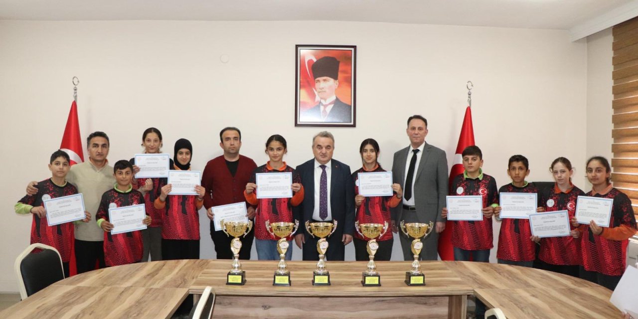 Kaymakam Öztürk Şampiyon Sporculara Başarı Belgelerini Takdim Etti