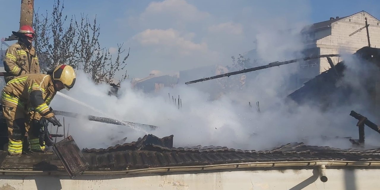 Alev Alev Yanan Köy Evi Havadan Görüntülendi