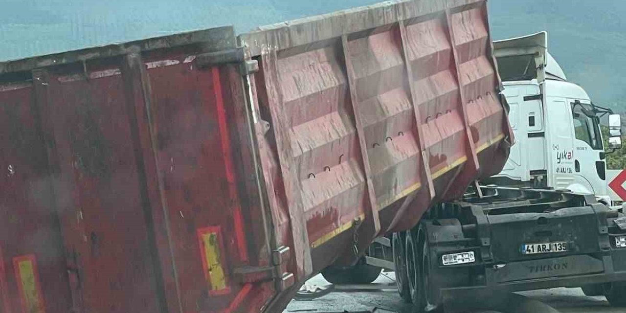 Tır Üst Geçide Çarptı