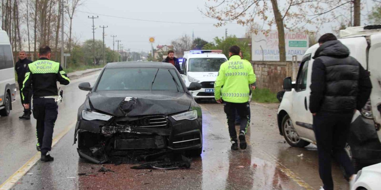 Lüks Otomobil, Hafif Ticari Araca Çarptı!
