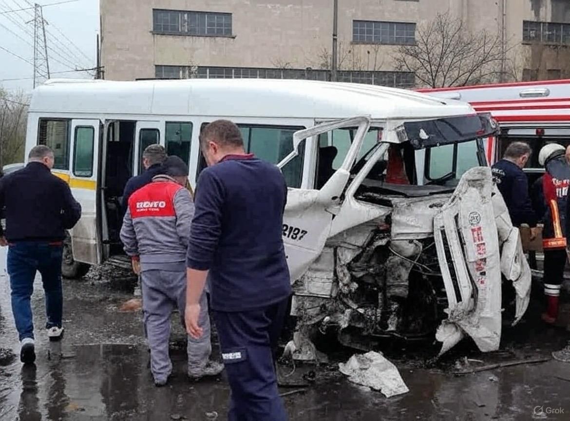 İşçi Servisi Tıra Çarptı: 9 Yaralı