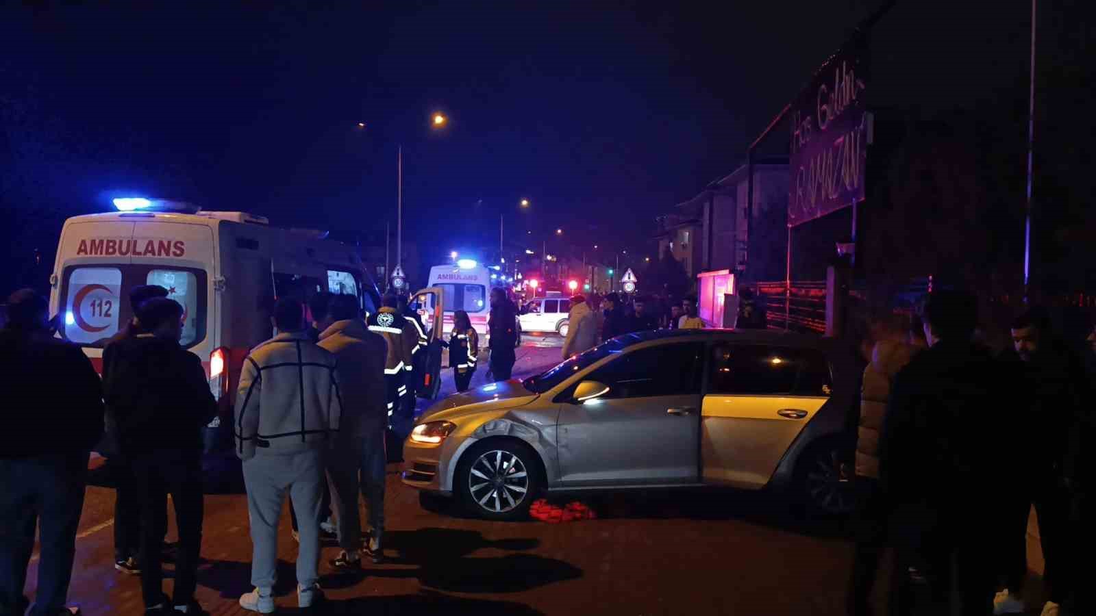 Kontrolden Çıkan Otomobil Sitenin Bahçesine Uçtu: 3 Yaralı