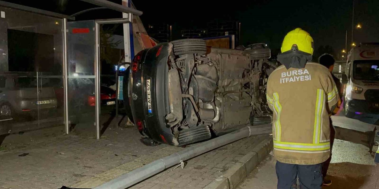 Aydınlatma Direğine Çarpan Araç Takla Attı: 1 Ölü, 1 Yaralı