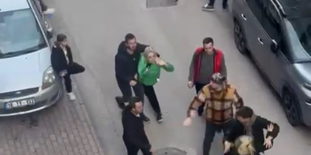 Kadınlar Birbirine Girdi, Mahalleli Zor Ayırdı