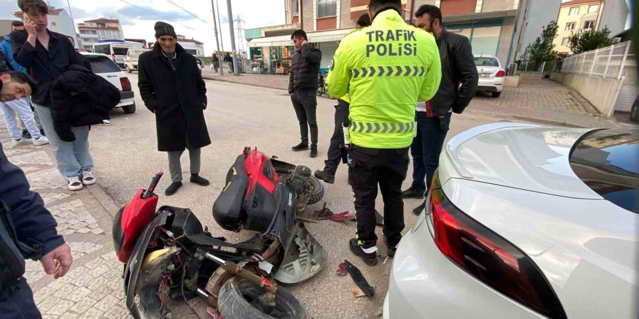 Park Halindeki Otomobile Çarptı