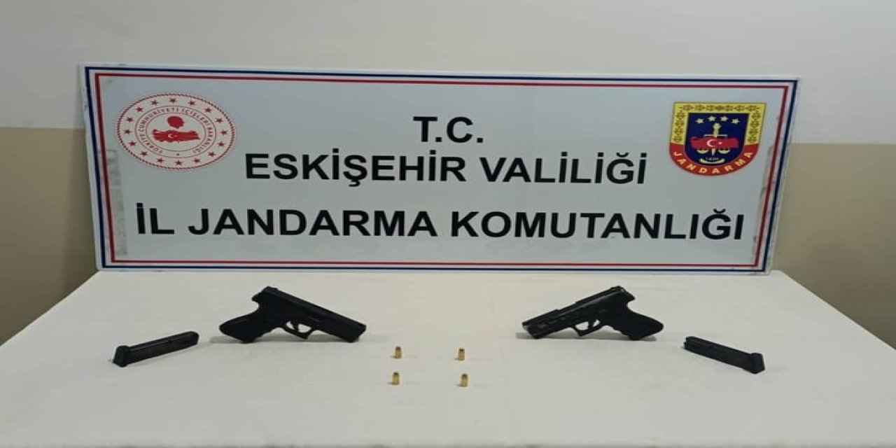 Ruhsatsız Tabancaları Satmak İsteyen Şüpheli Jandarmadan Kaçamadı