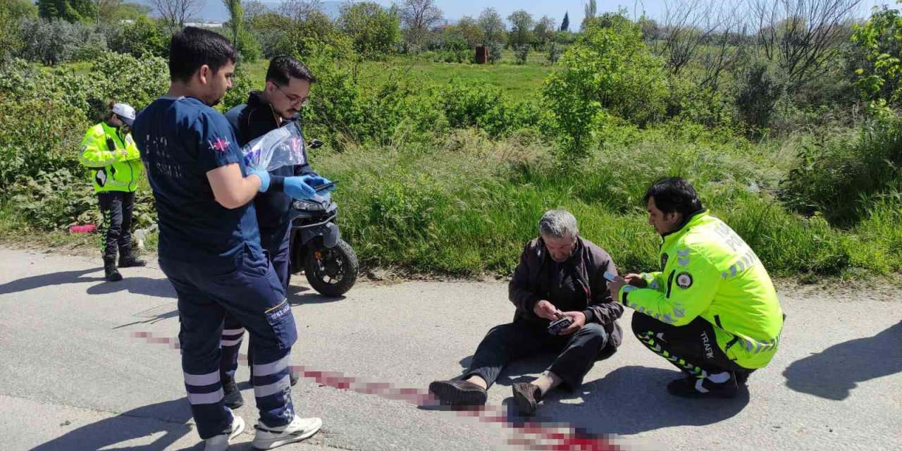 Kamyonetle Çarpışan Motosikletteki Çift Yaralandı