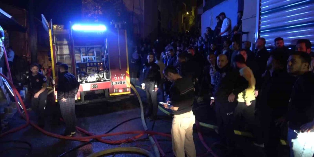 2 Katlı Evde Çıkan Yangın, Bitişiğindeki 2 Eve Daha Sıçradı