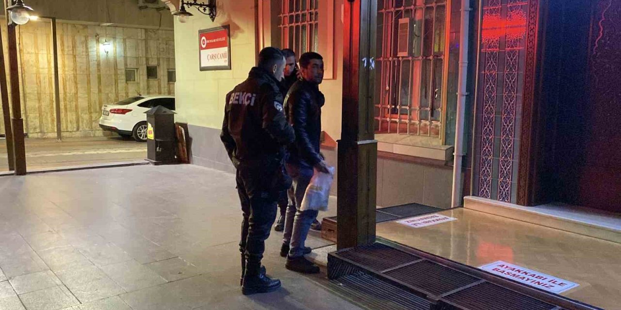 Camide Uyuyan Adam İçeride Mahsur Kaldı