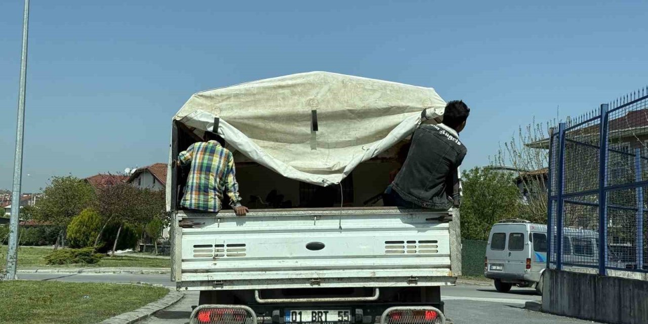 Kamyonet Kasasında Çocukların Tehlikeli Yolculuğu