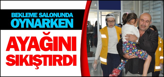 BEKLEME SALONUNDA OYNARKEN AYAĞINI SIKIŞTIRDI