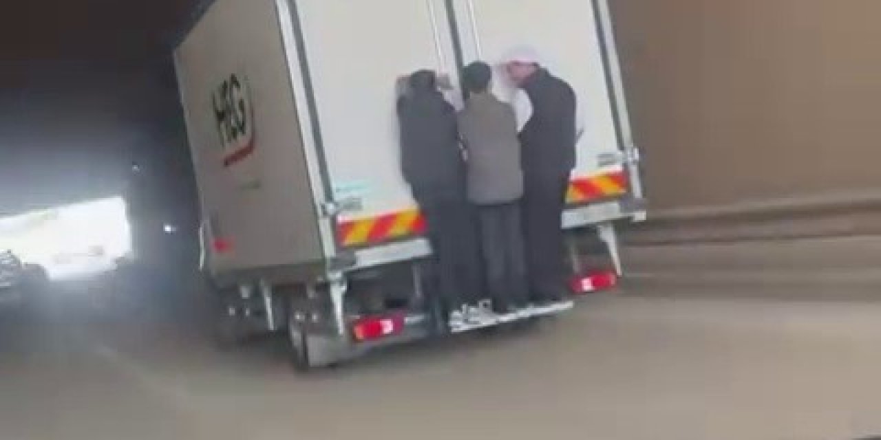 Kamyonetin Arkasında Tehlikeli Yolculuk