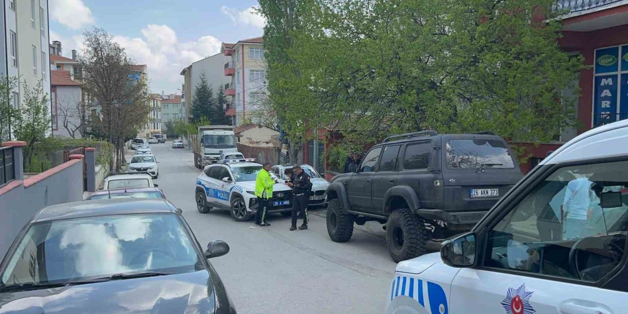 Bagajından Otomatik Silah Çıkan Araca 24 Bin 854 Bin Tl Ceza
