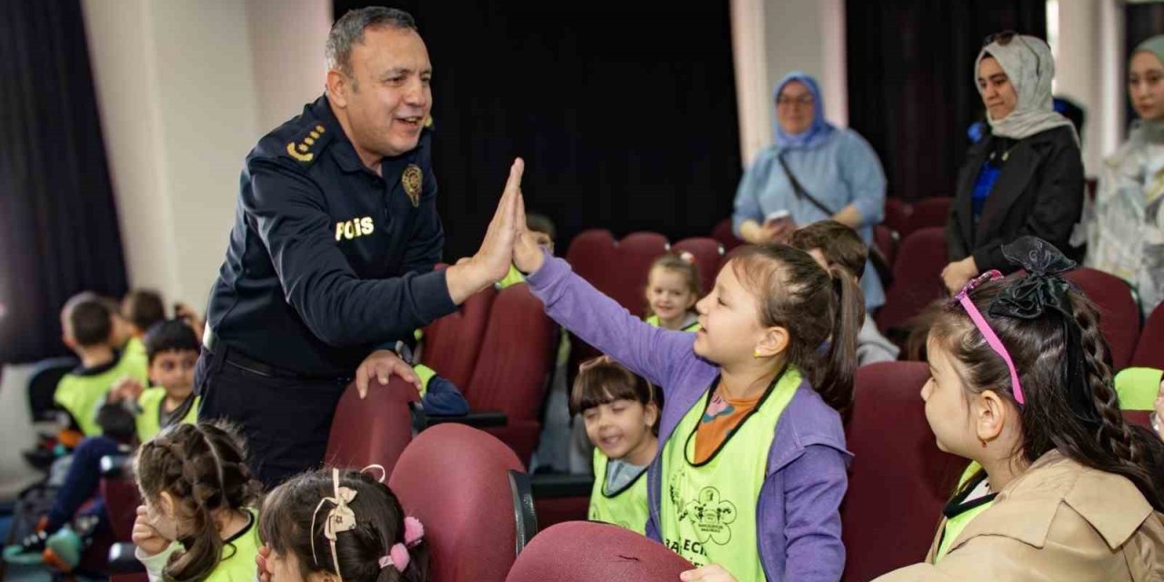 Minik Öğrenciler Polis Teşkilatı Hakkında Bilgi Aldı