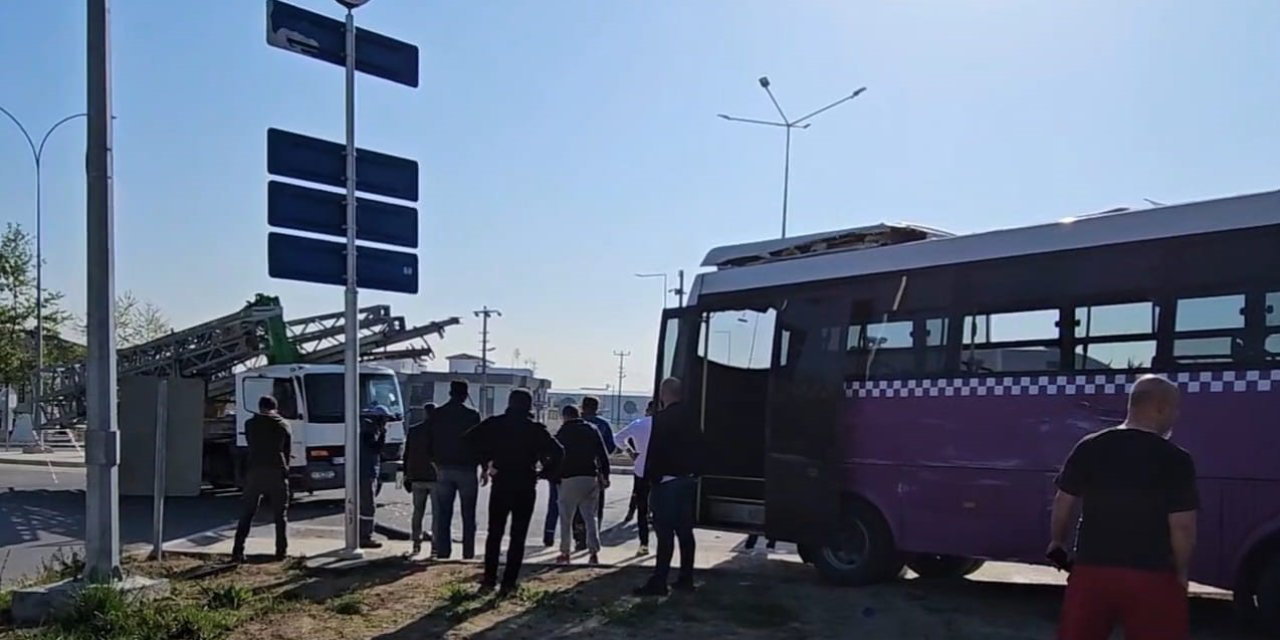 Ehliyetsiz Sürücü Kullandığı Kamyonla Özel Halk Otobüsüne Çarptı