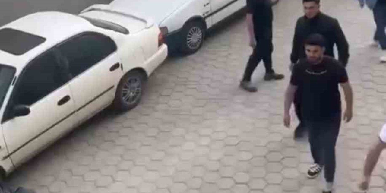 Sokak kavgasını yoldan geçen kadın ayırdı