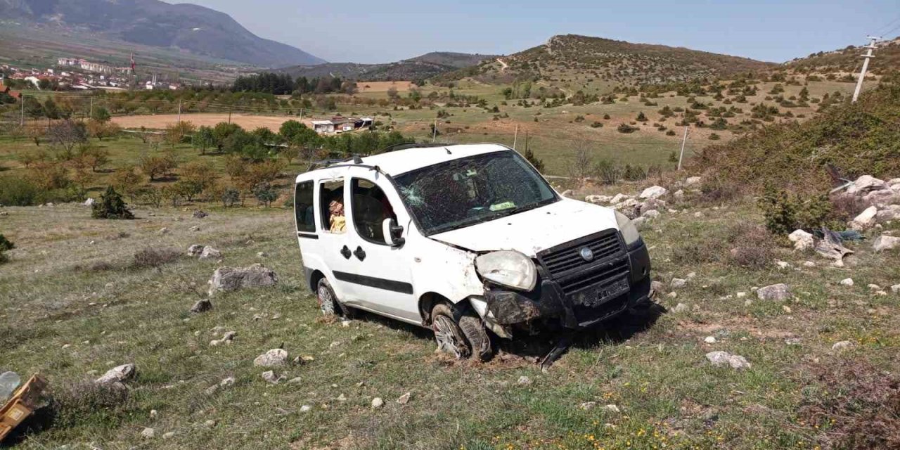 Kontrolden Çıkan Otomobil Şarampole Yuvarlandı: 2 Yaralı