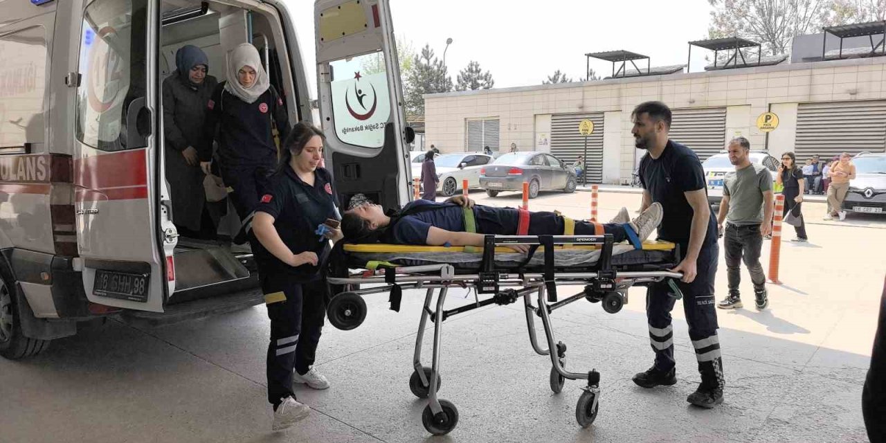Depremden Kaçarken Merdivenlerden Düştü