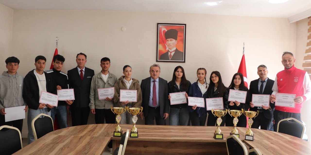 Kaymakam Öztürk'ten İl Birincisi Sporculara Başarı Belgesi