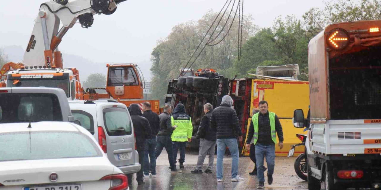 Otobanda Tır Devrildi, Sürücüler Kontak Kapattı: Kaza Anı Kamerada