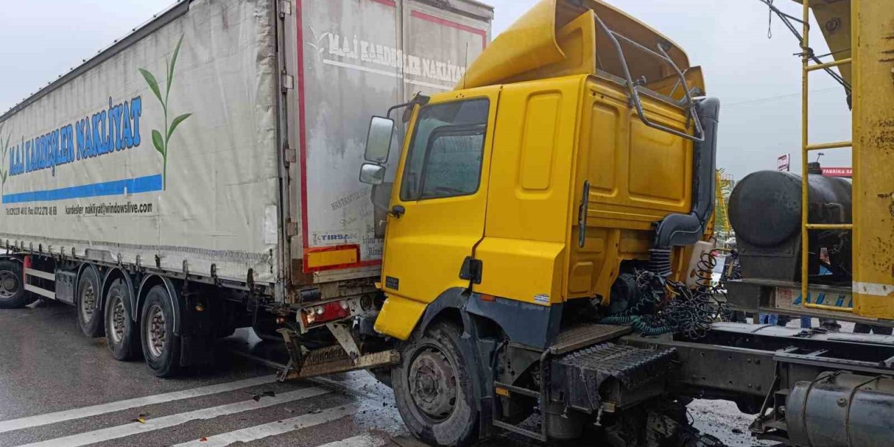 2 Tır Ve 2 Otomobilin Karıştığı Zincirleme Kazada 1 kişi Yralandı