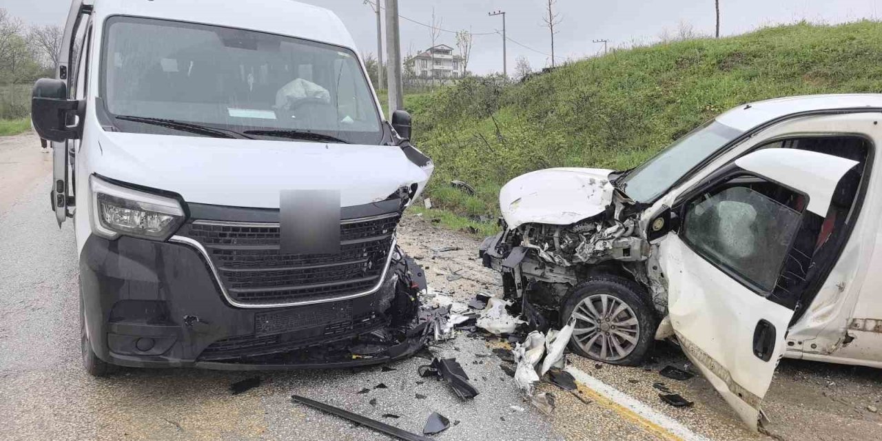 İşçileri Taşıyan Servis Minibüsü İle Hafif Ticari Araç Çarpıştı: 13 Yaralı