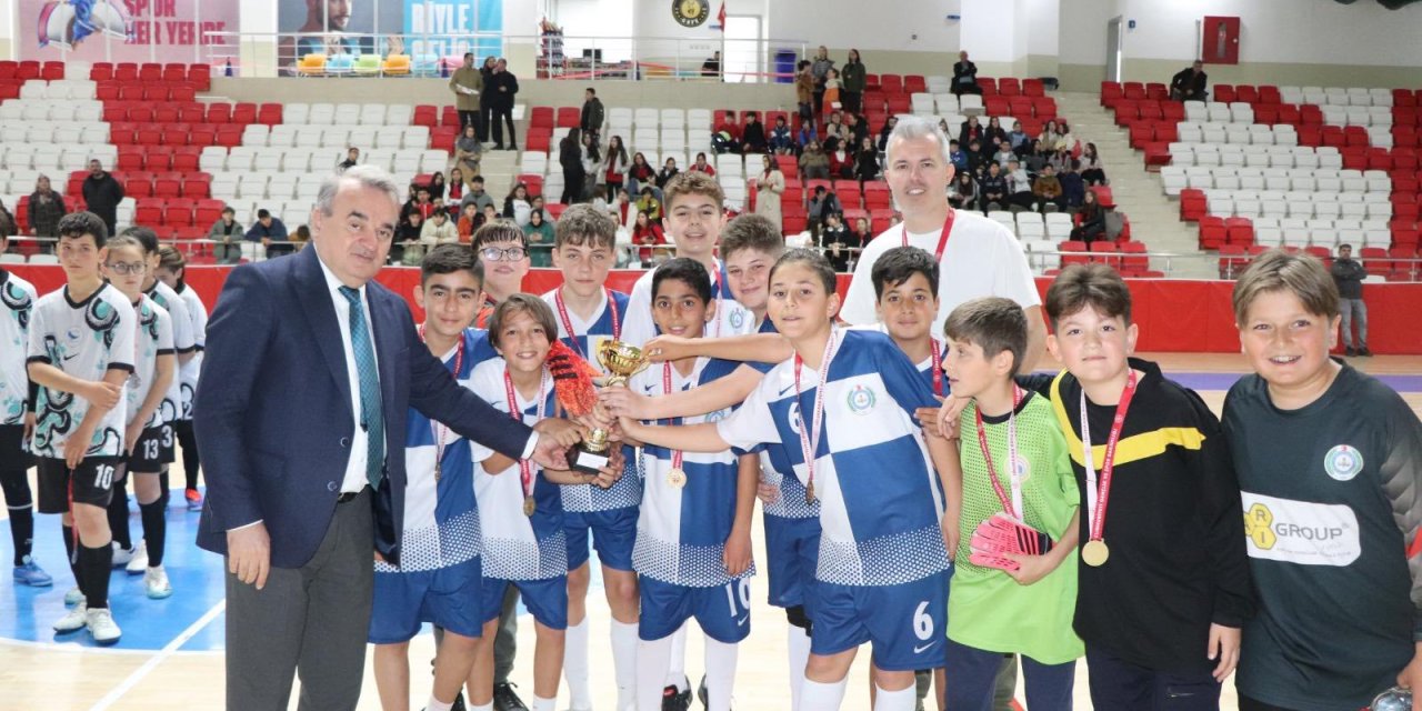 Kaymakam Öztürk Şampiyon Sporculara Ödüllerini Verdi