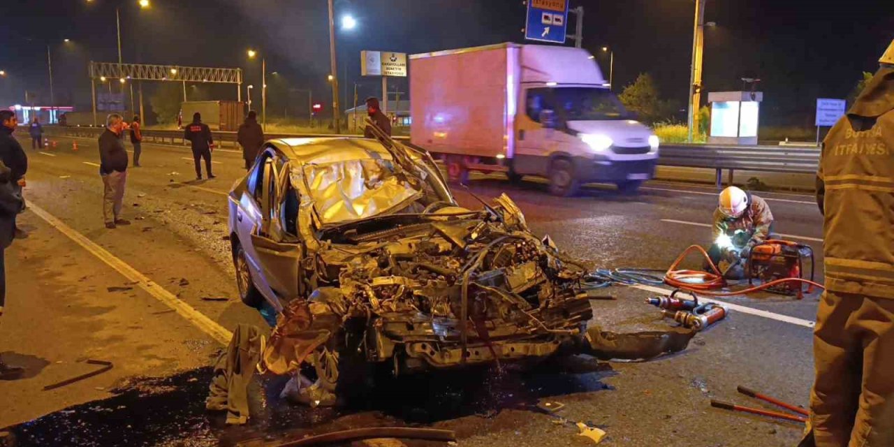 Korkunç Kaza: Otomobil Kamyonun Altına Girdi!