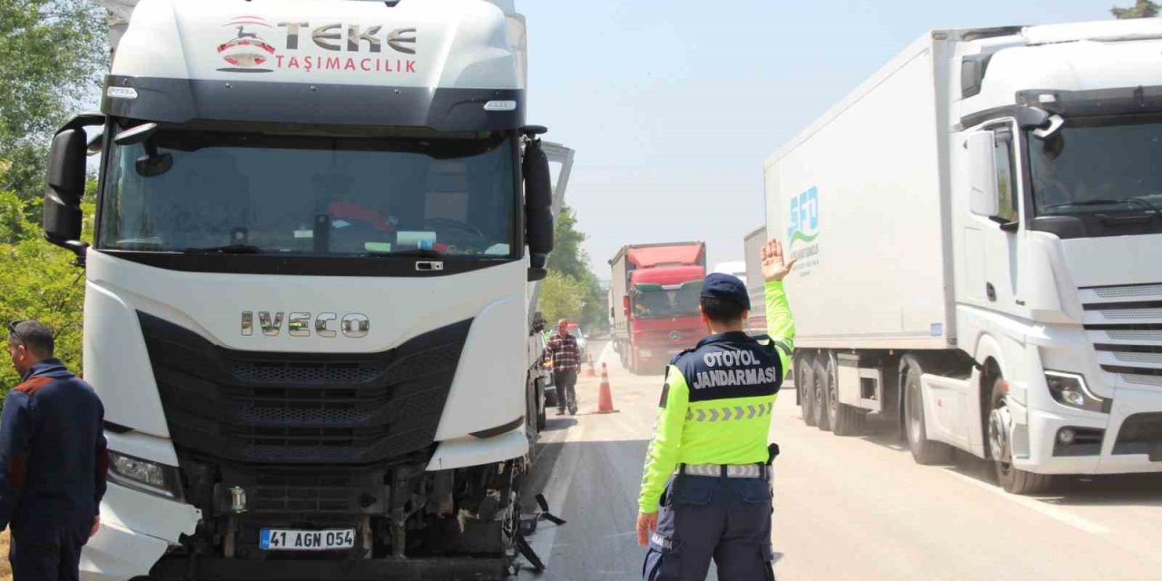 Otoyolda Lastiği Patlayan Tır, Bariyerlere Çarptı