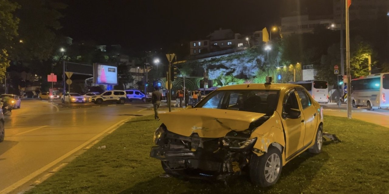Kırmızı Işıkta Geçen Otomobil Taksiye Çarptı: 7 Yaralı