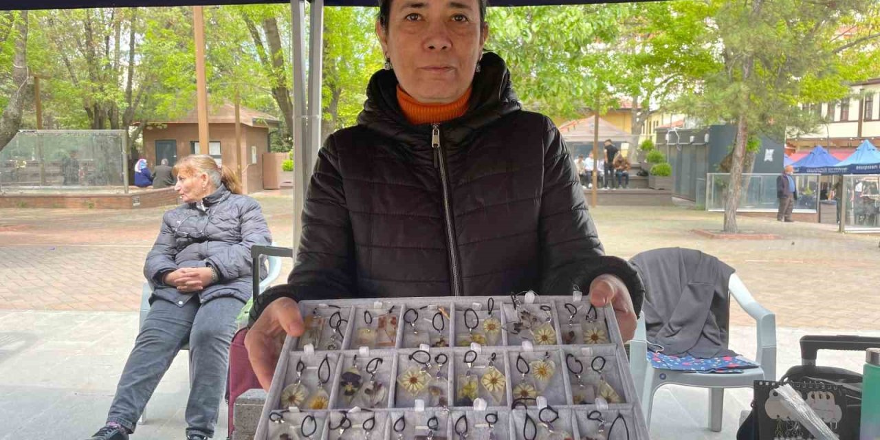 Çiçekler Epoksi Reçine İle Kolyeye Dönüşüyor