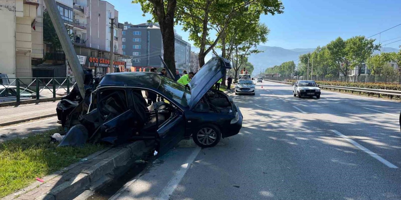 Kontrolden Çıkan Otomobil Aydınlatma Direğine Çarptı