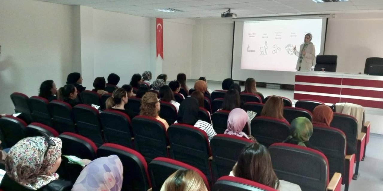 Osmaneli'nde "En İyi Narkotik Polisi Anne" Semineri
