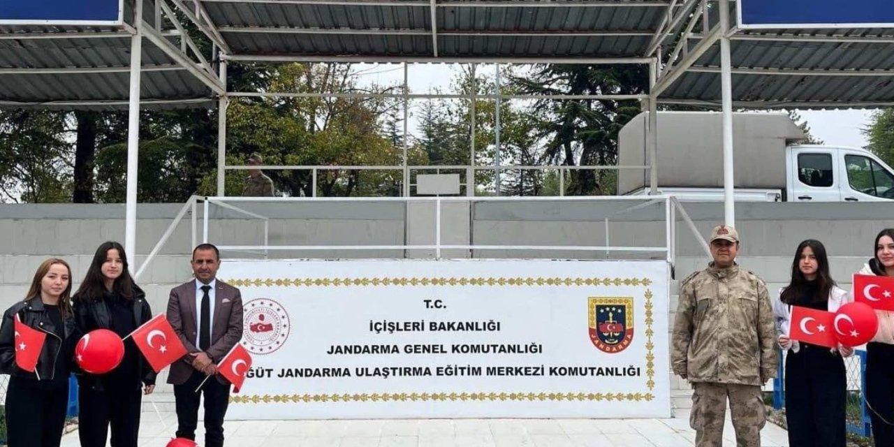 Liseli Öğrencilerden Söğüt Jandarma Ulaştırma Eğitim Merkezi Komutanlığına Anlamlı Ziyaret