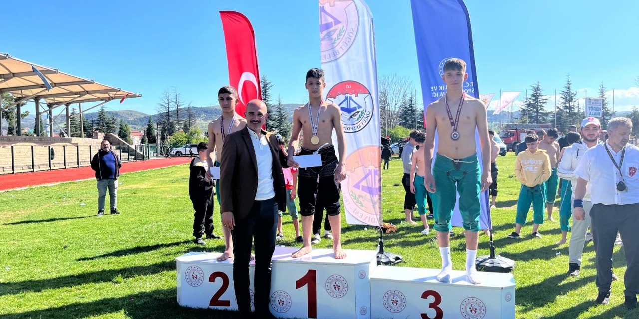 Bozüyüklü Güreşçilerden 3 madalya