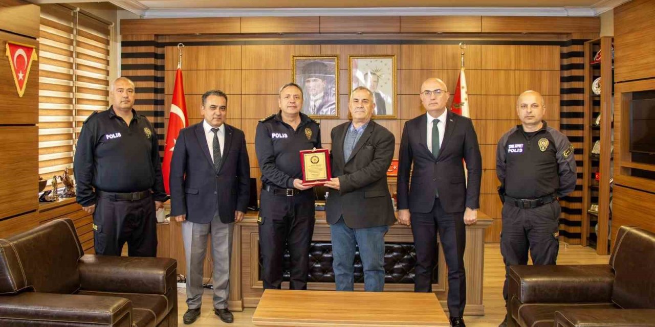 Emekliye Ayrılan Meslektaşına Vefa Plaketi