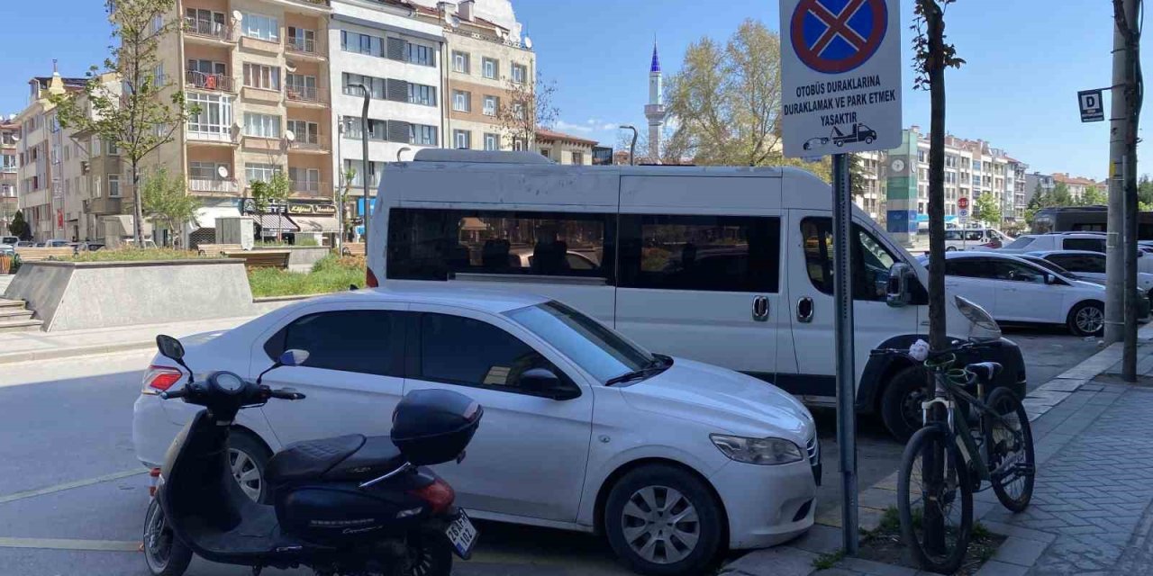 Otobüs Duraklarını Otoparka Çevirdiler