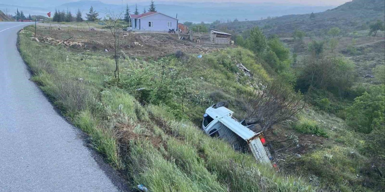 Kontrolden Çıkan Kamyonet Şarampole Yuvarlandı