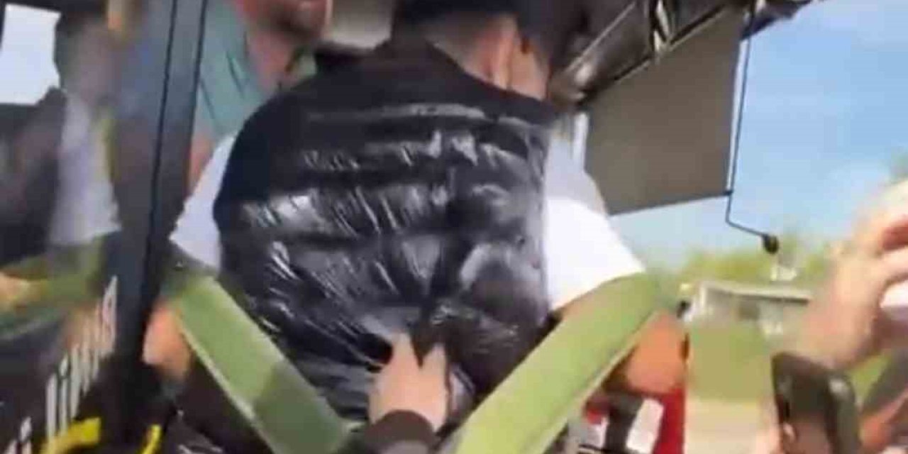 Lise Öğrencisi Tartıştığı Otobüs Şoförünün Üzerine Yürüdü, Arkadaşları O Anları Kayda Aldı