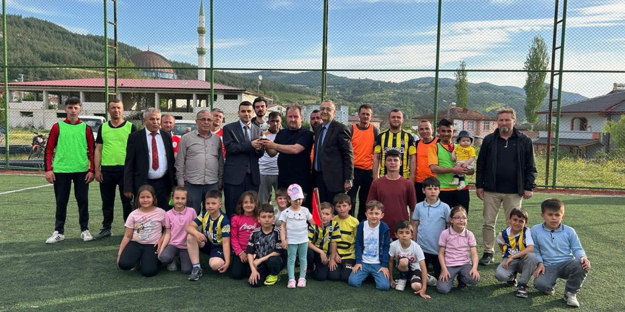 Veliler sahada çocuklar tribünde