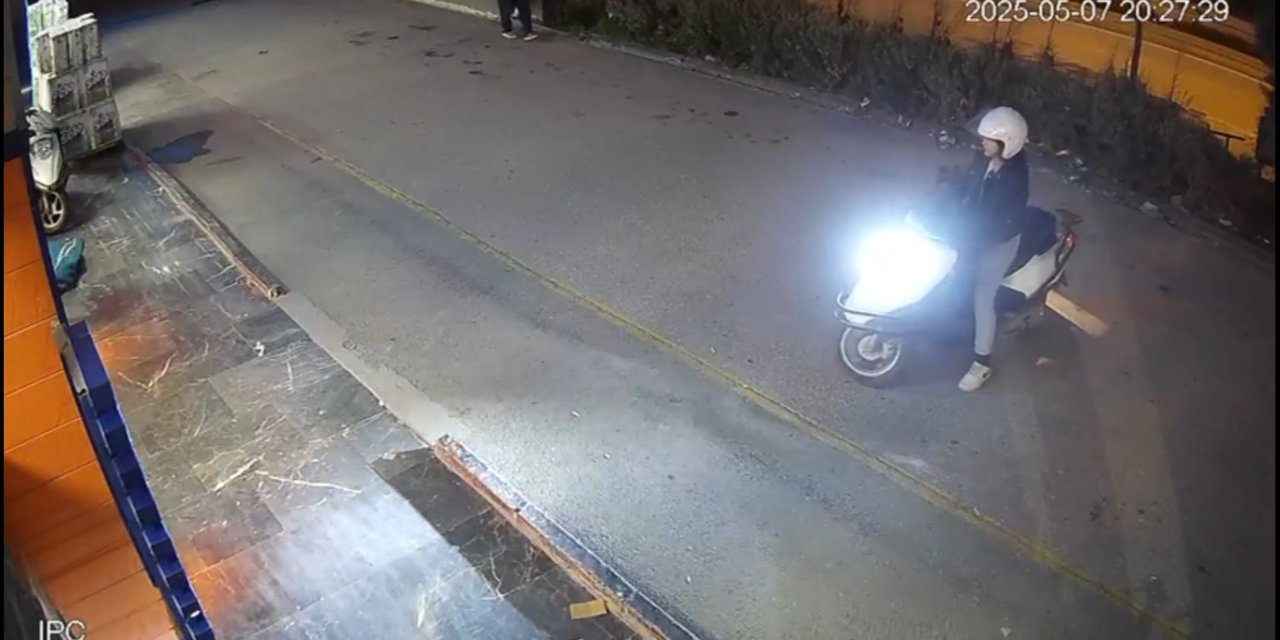 Motosiklet Kadın Sürücüsü İle Birlikte Petshop Mağazasının Camından İçeriye Daldı