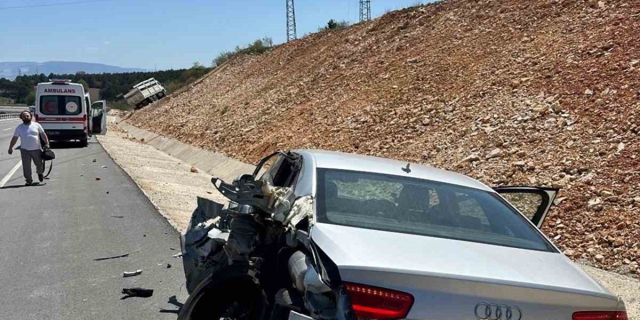 Kamyon Park Halindeki Otomobile Çarptı, 1 Yaralı