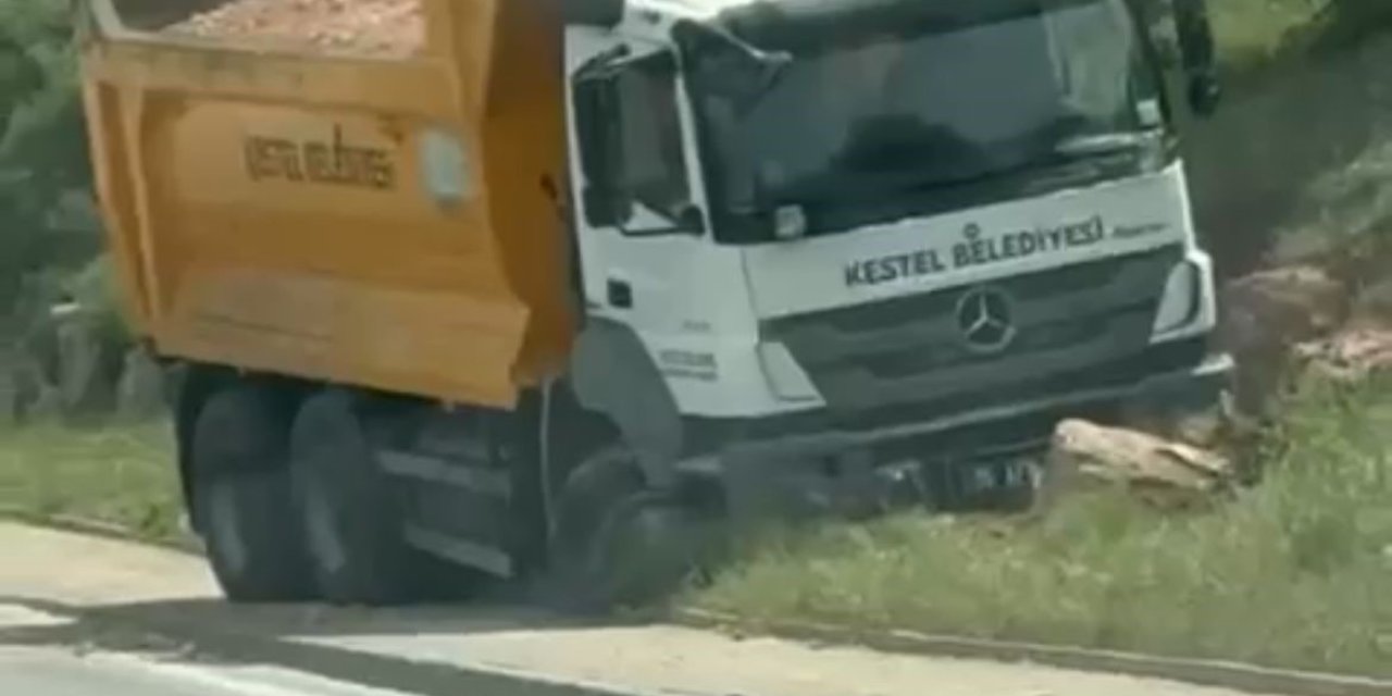 Kontrolden Çıkan Kamyon Bariyerleri Aşıp Karşı Yöne Daldı