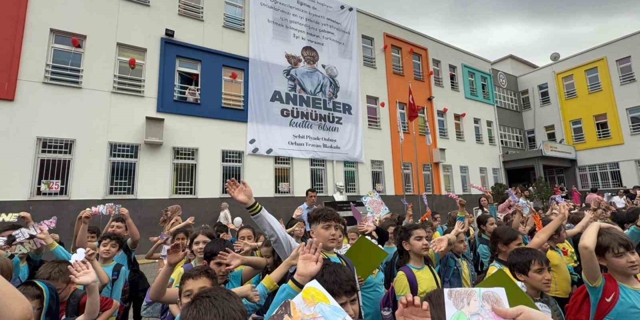 Bin 100 Öğrenciden Anneleri Ağlatan Sürpriz