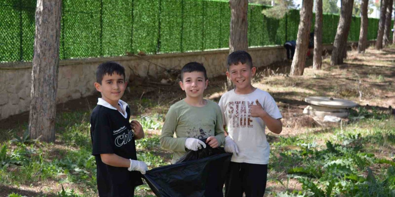 Öğrenciler Çevre Bilincine Dikkat Çekti